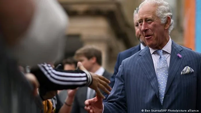 Após a morte da rainha, começa o reinado de Charles 3°