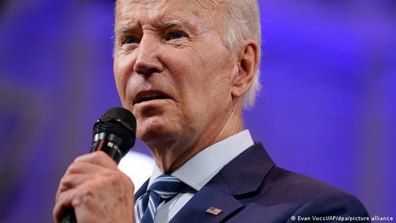 Biden pede a americanos que enfrentem a supremacia branca
