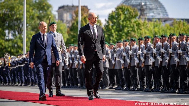 Em Berlim, premiê ucraniano pede mais ajuda militar a Scholz