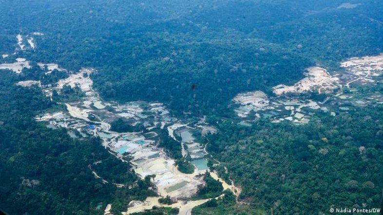 A Amazônia consumida por fogo e garimpo vista do alto