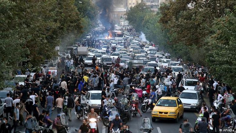 Ativistas relatam dezenas de mortes em protestos no Irã