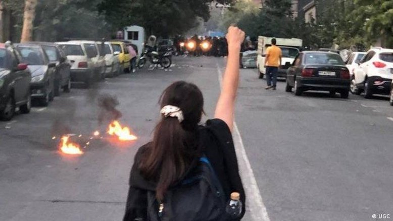 Aumentam as mortes na onda de protestos contra o hijab no Irã