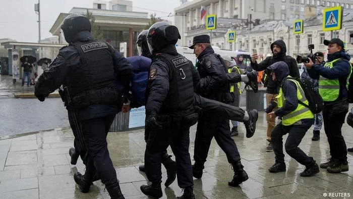 Protestos contra guerra têm mais de 740 presos na Rússia