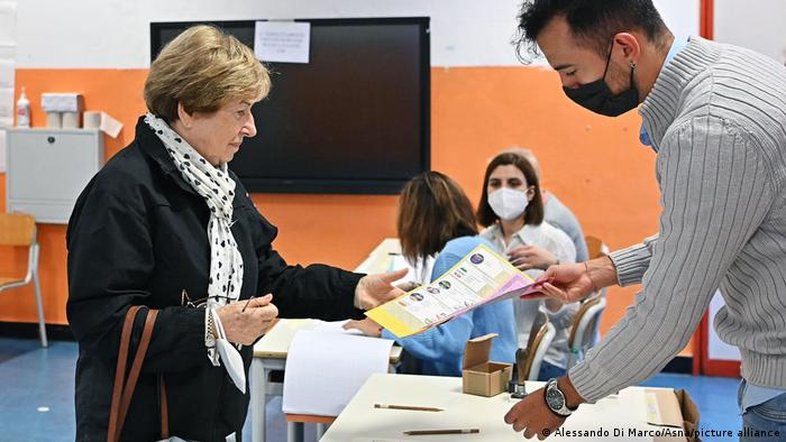 Com direita na dianteira, Itália escolhe seu novo governo