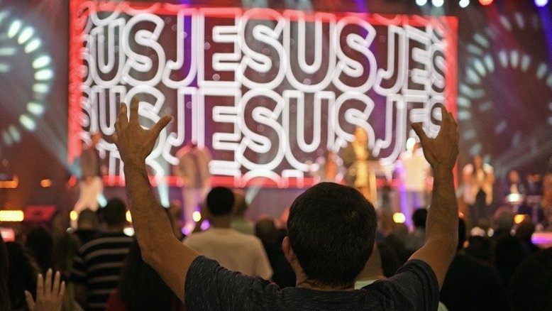 Fiéis evangélicos participam de cerimônia na igreja Assembleia de Deus Vitória em Cristo na Penha, zona norte do Rio de Janeiro, em 23 de agosto de 2022 - AFP