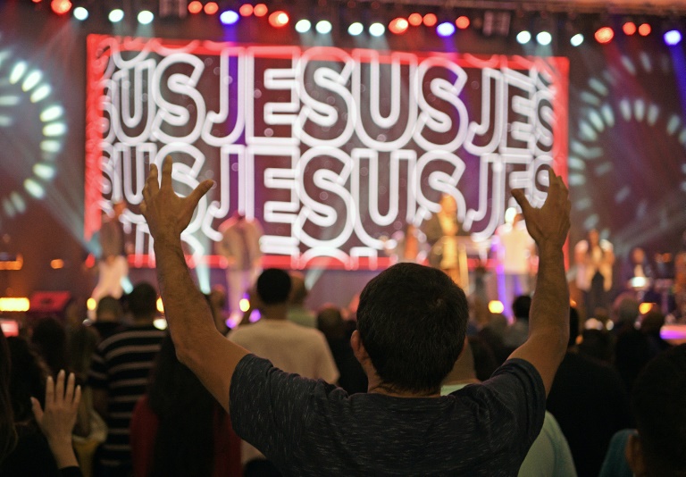 Fiéis evangélicos participam de cerimônia na igreja Assembleia de Deus Vitória em Cristo na Penha, zona norte do Rio de Janeiro, em 23 de agosto de 2022 - AFP