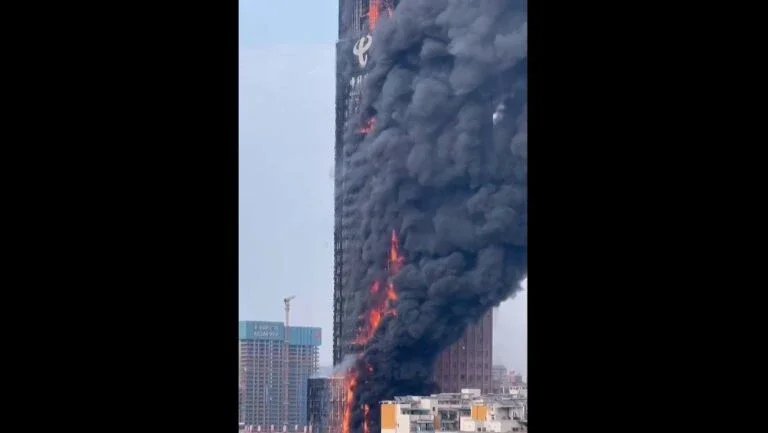 Incêndio arrasa arranha-céu em cidade na China