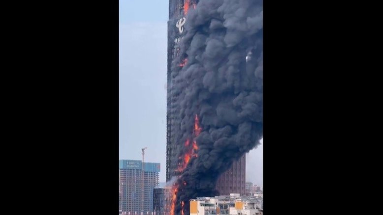 Incêndio arrasa arranha-céu em cidade na China