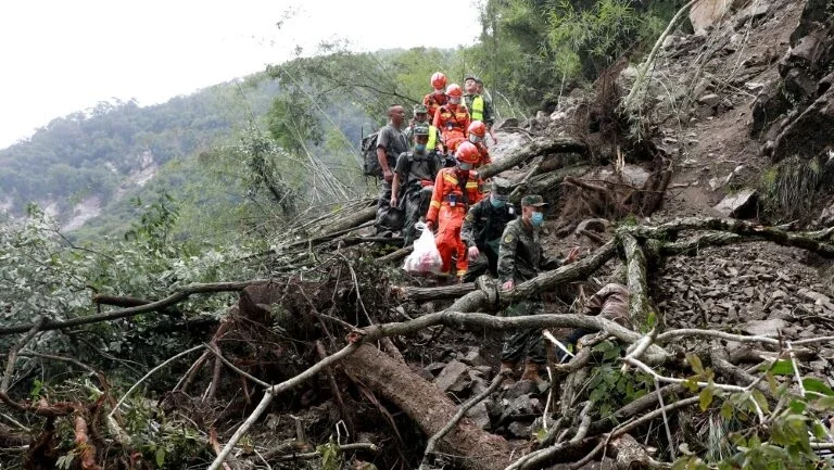 Sobe a 86 o número de mortos pelo terremoto na China