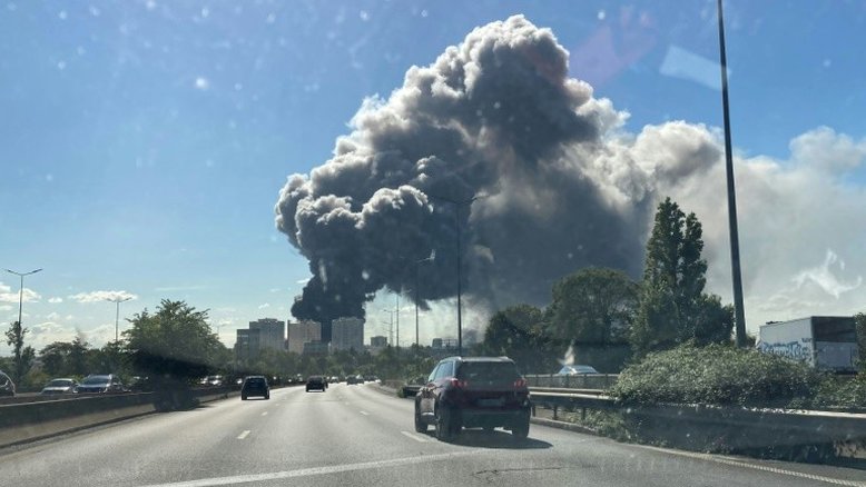 Incêndio arrasa maior feira mundial de produtos frescos, perto de Paris