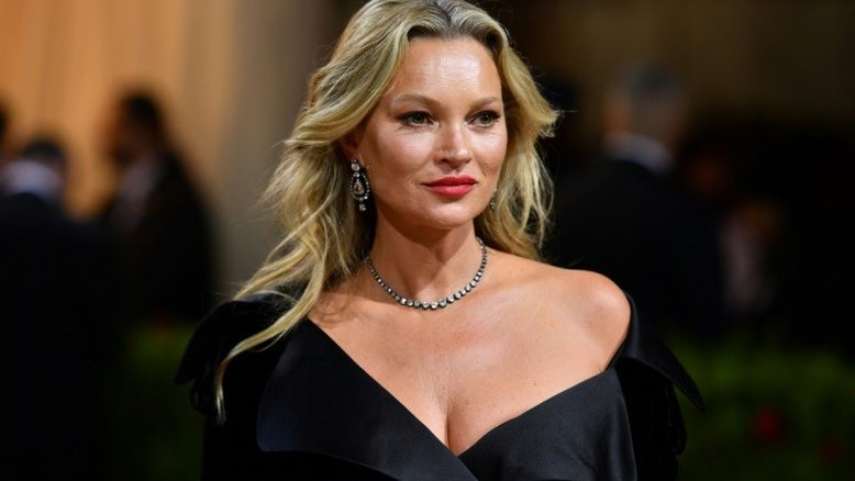 Forçada a posar de 'topless' aos 15 anos, Kate Moss confessa: 'Eu odiava tanto que eu chorava'