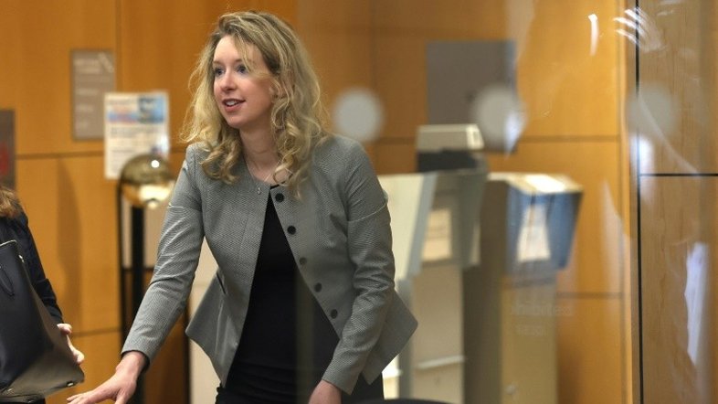 Fundadora da Theranos pede novo julgamento por mudança de versão em depoimento chave