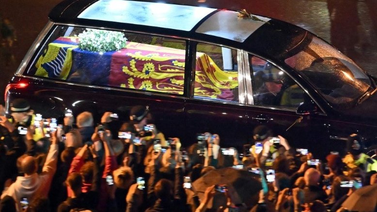 Londrinos iniciam a despedida de Elizabeth II