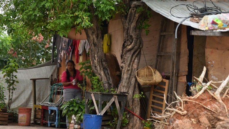 Pobreza no Paraguai cresce escondida nas margens do rio