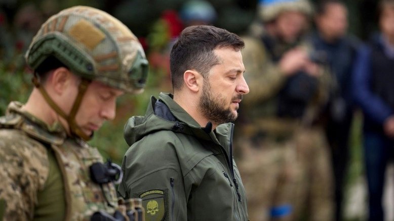 Presidente ucraniano visita Izium, cidade reconquistada pelo exército
