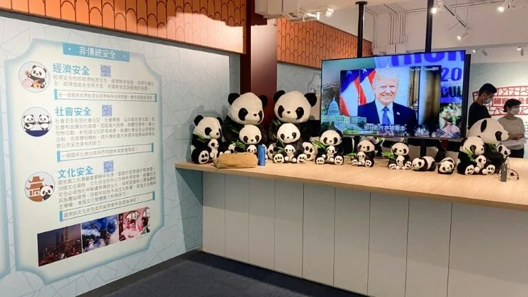 Hong Kong usa pandas e Trump em aulas sobre segurança nacional