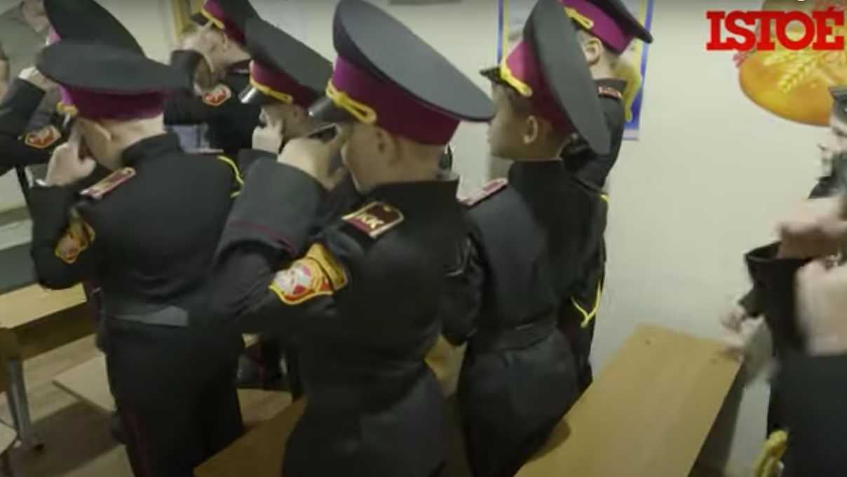 Adolescentes ucranianos treinam para a guerra em escola de cadetes