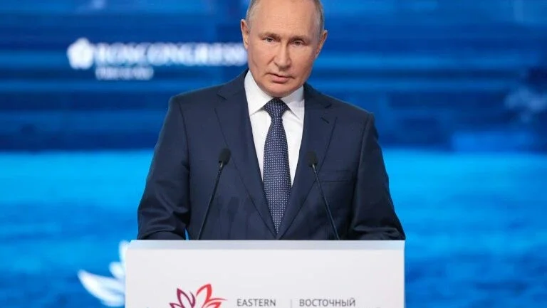Putin reforça vínculos com Ásia e afirma que é "impossível" isolar a Rússia