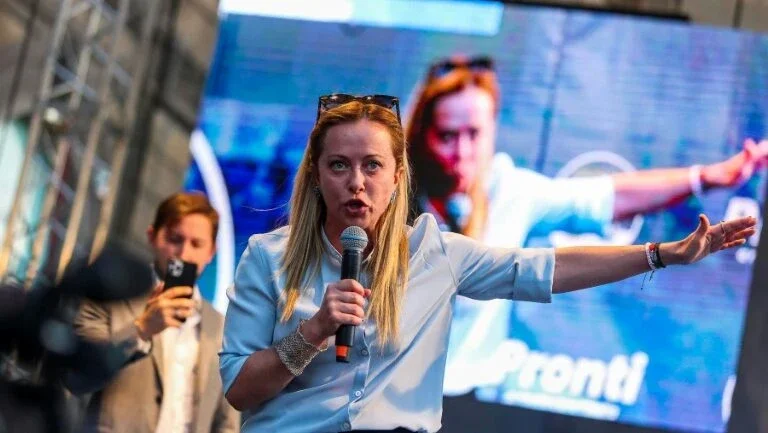 Pós-fascista Giorgia Meloni se aproxima do poder na Itália