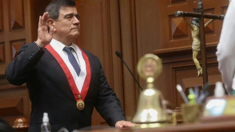 Opositor de Castillo é eleito como chefe do Congresso no Peru