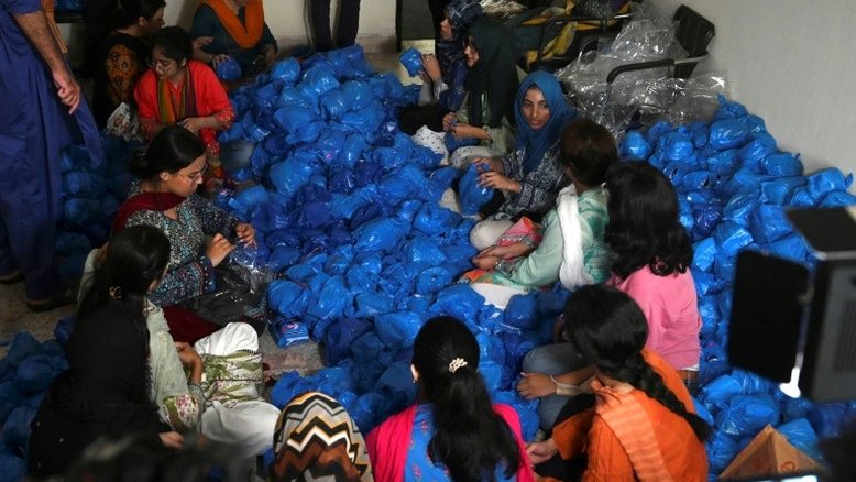 Paquistanesas enfrentam tabu para ajudar afetadas pelas enchentes