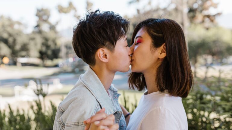 mulheres se beijando