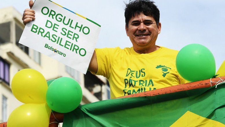A supporter of Brazilian President Jair Bolsonaro gestures before a military parade to mark Brazil's 200th anniversary of independence, close to Copacabana Beach in Rio de Janeiro, on September 7, 2022. (Photo by Ivan Pacheco / AFP)