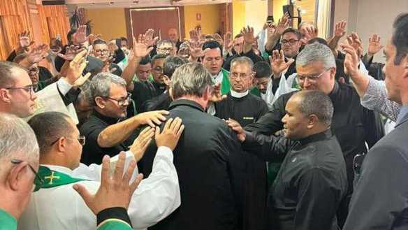 Bolsonaro em paróquia com padres em Brasília