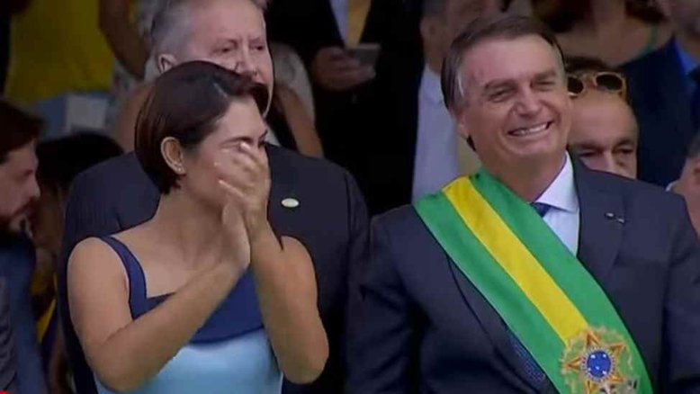 Inelegível pelo TSE: Bolsonaro diz que Michelle é inexperiente para a política