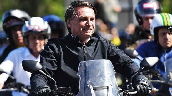 Bolsonaro anda de moto na praia de Copacabana, Rio de Janeiro, durante comemorações do 7 de Setembro