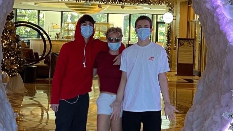 Britney Spears celebra aniversário dos filhos e posta foto com eles nas redes