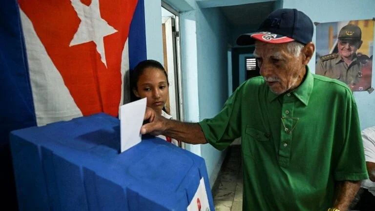 Cubanos votam em referendo sobre casamento gay e barriga de aluguel