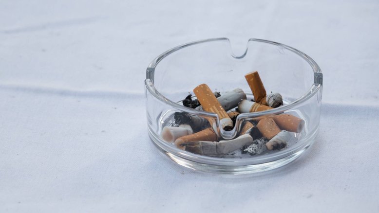 cinzeiro com bitucas de cigarro