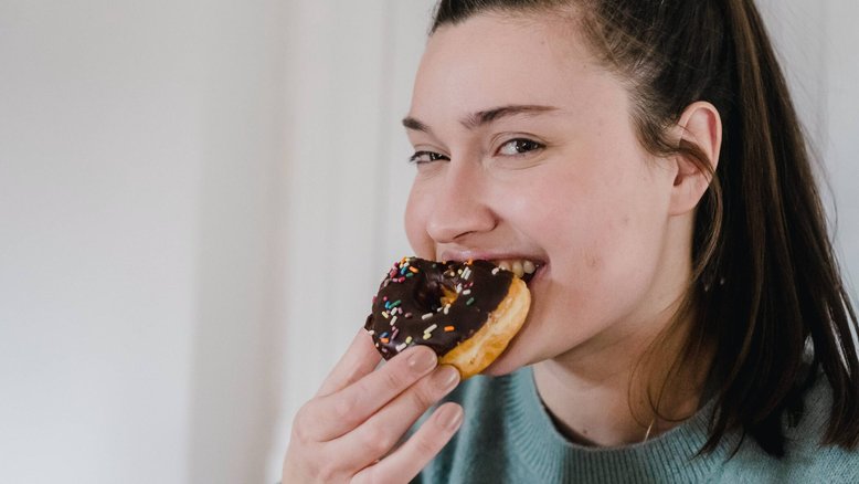 mulher comendo donut, comer emocional