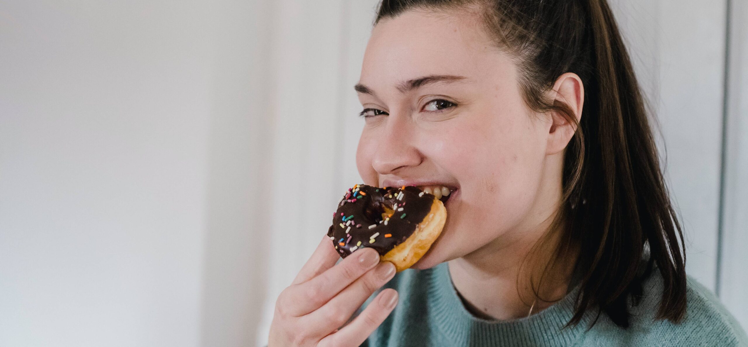 mulher comendo donut, comer emocional