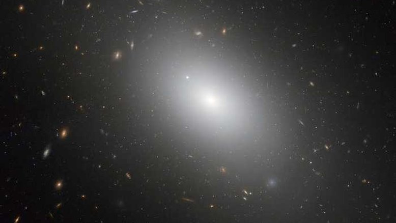 A galáxia NGC 1132 é, muito provavelmente, um fóssil cósmico ou o resultado de um enorme empilhamento de múltiplas galáxias. Colisão após colisão, construiu-se uma galáxia elíptica gigante e brilhante, mas difusa. Junto às pequenas galáxias anãs que a cercam, ela forma o "grupo fóssil" com restos de inúmeras galáxias que se fundiram. Nesta imagem, NGC 1132 está cercada por milhares de aglomerados globulares antigos, que são sobreviventes da ruptura de suas galáxias-mãe. NGC 1132 está a 300 milhões de anos-luz de distância, na Constelação de Eridanus