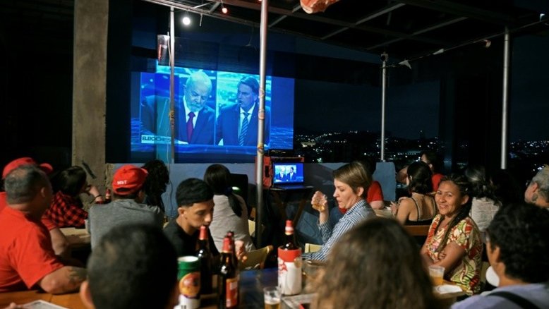 'Deu na TV, é verdade': candidatos fortalecem desinformação eleitoral no horário nobre
