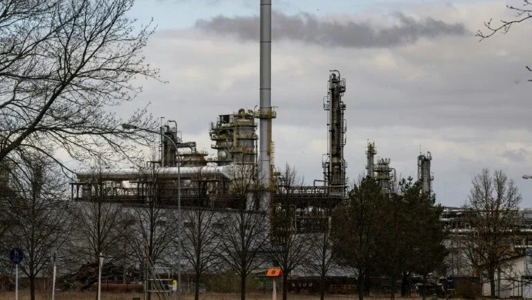 Alemanha assume controle das refinarias do grupo russo Rosneft para proteger abastecimento