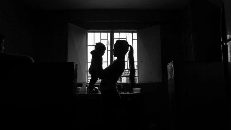Segurar e caminhar cinco minutos acalma o bebê chorando, segundo estudo