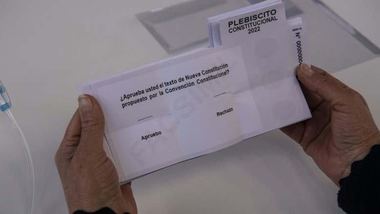 O que vai acontecer se chilenos aprovarem ou rejeitarem o projeto de Constituição?