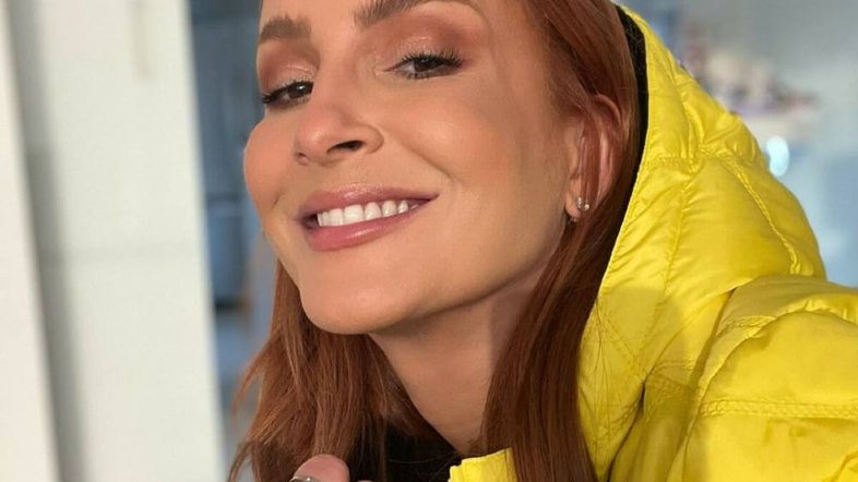 Claudia Leitte explica arma sobre bíblia em vídeo: 'Não tem intenção política'