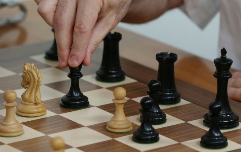 Jogo de xadrez pronto para começar os holofotes da posição