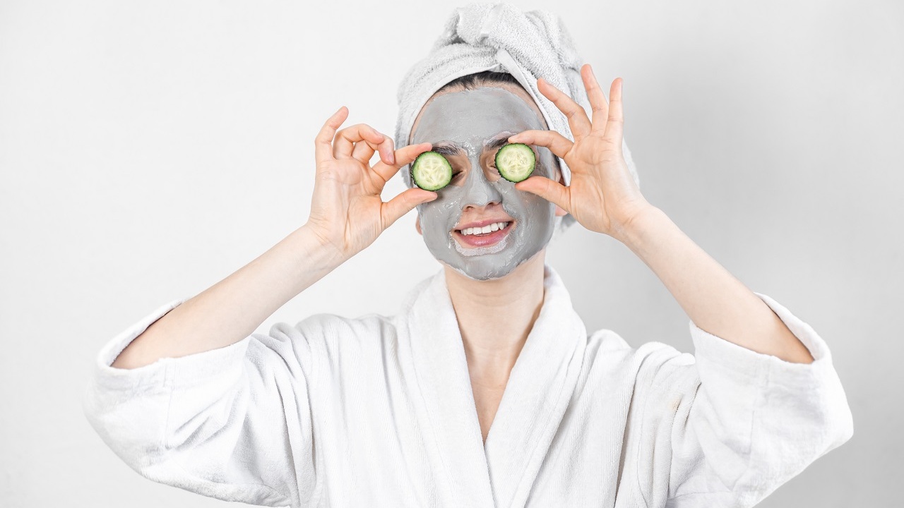 Os benefícios dos cosméticos naturais para a pele e como usá-los, segundo profissional
