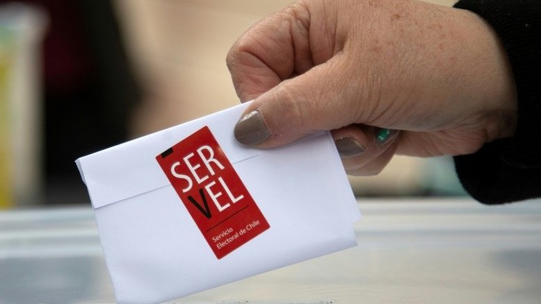 Rejeição à nova Constituição lidera contagem parcial após plebiscito no Chile