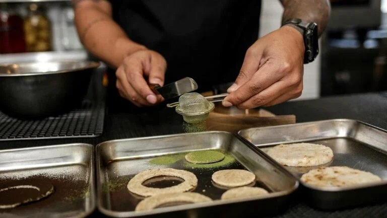 Folha de coca em pó vira ingrediente de receitas em restaurantes da Colômbia