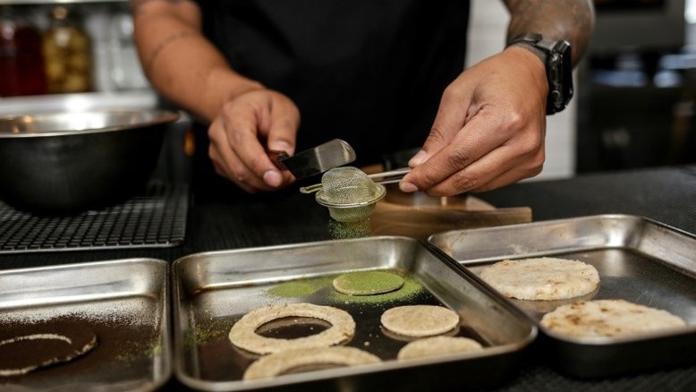 Folha de coca em pó vira ingrediente de receitas em restaurantes da Colômbia