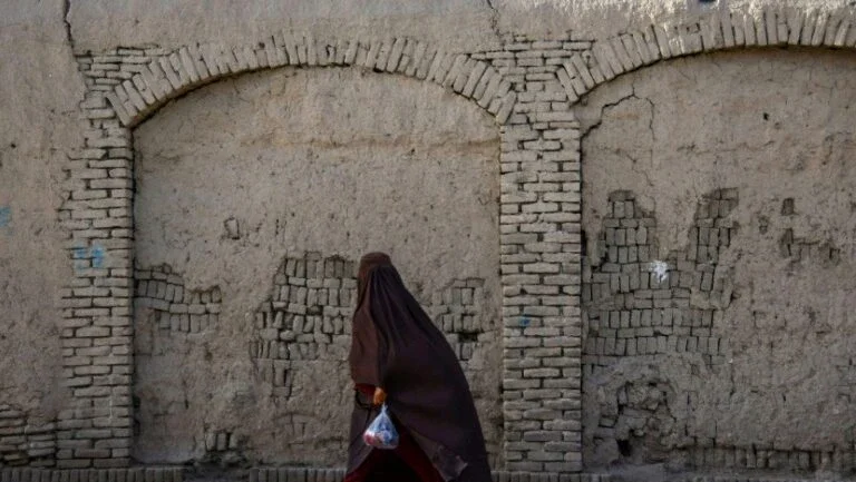 Missão da ONU acusa talibãs de assédio moral conta funcionárias no Afeganistão