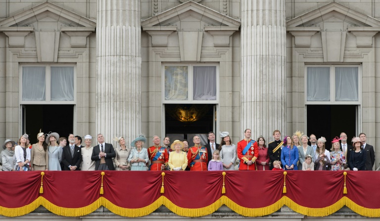 A fim de romper com a imposição de gênero, a Lei da Coroa de Sucessão de 2013 reverteu a regra inicial e passou a incluir as filhas dos futuros monarcas