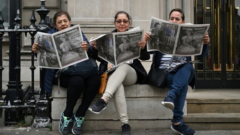 Turistas de todo o mundo deslumbrados com o adeus a Elizabeth II