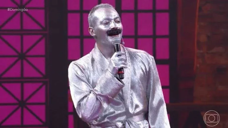 Com Freddy Mercury Prateado e Sabrina Sato, Pânico 